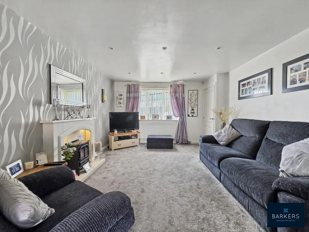 Cedar Close, Bradford BD4 6FL, photo 2