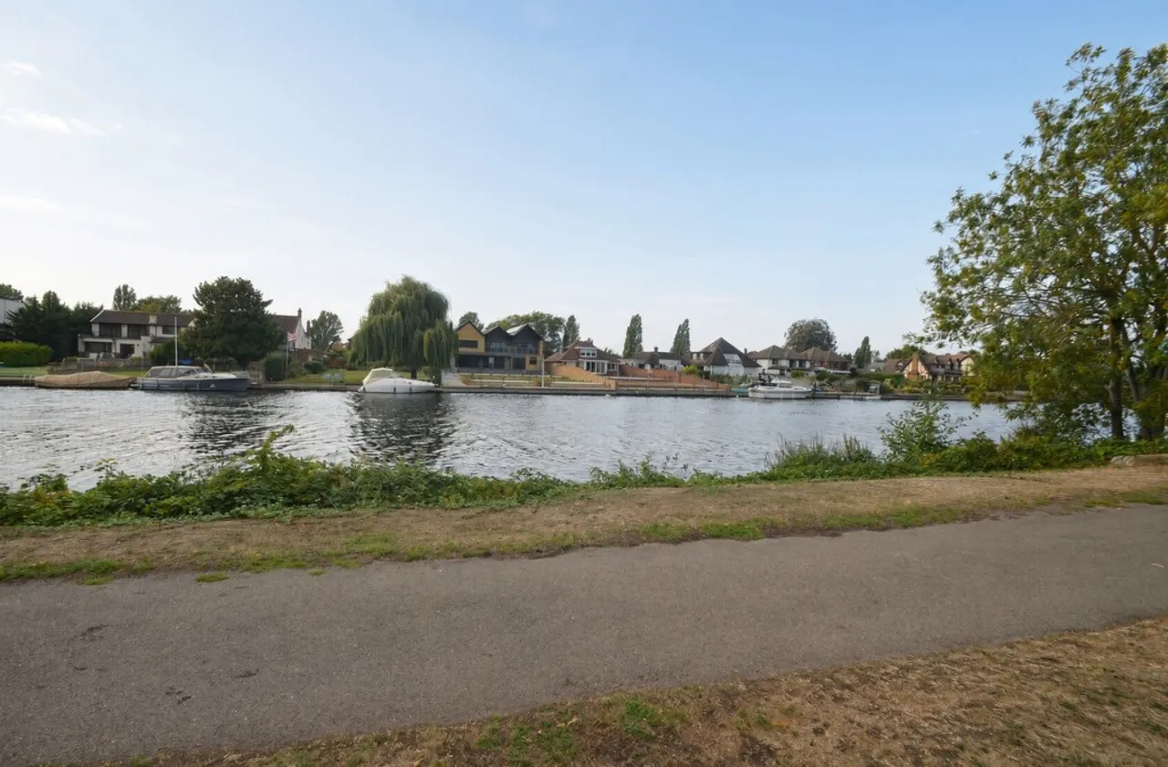 Thames Side, Staines-upon-Thames, photo 7