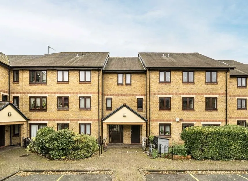 2 bed flat to rent — Riverside Close, Clapton, E5