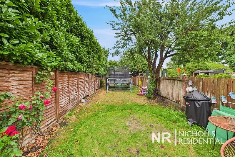 Clayton Road, Chessington, KT9, photo 2