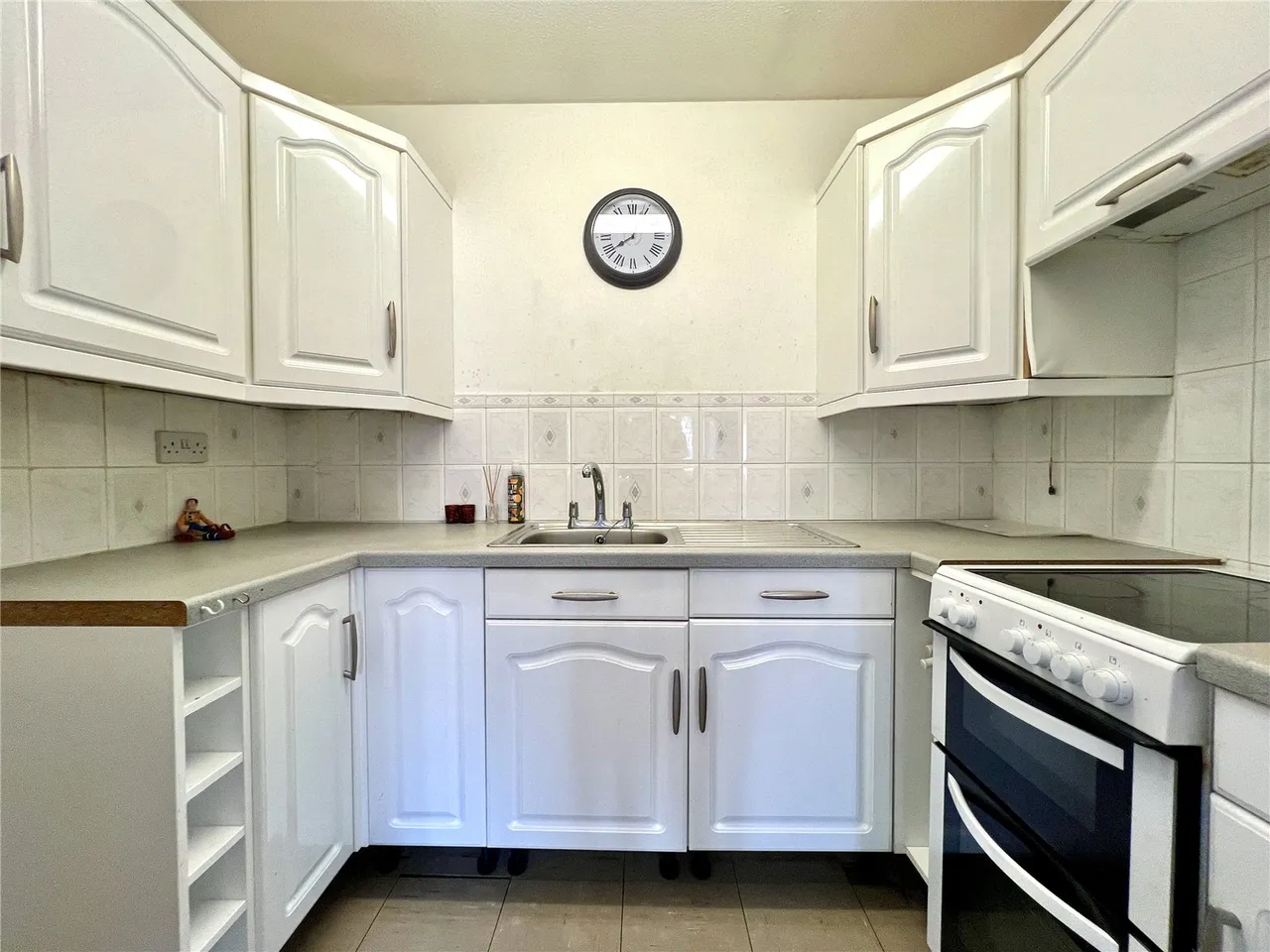 Tarragon Drive, Guildford, GU2, photo 3