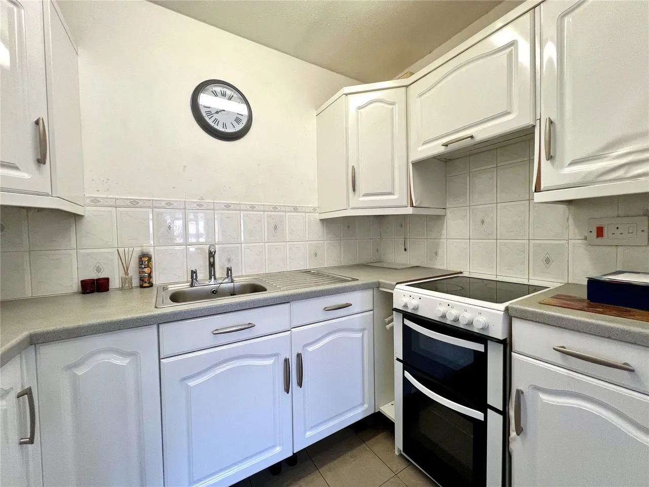 Tarragon Drive, Guildford, GU2, photo 7