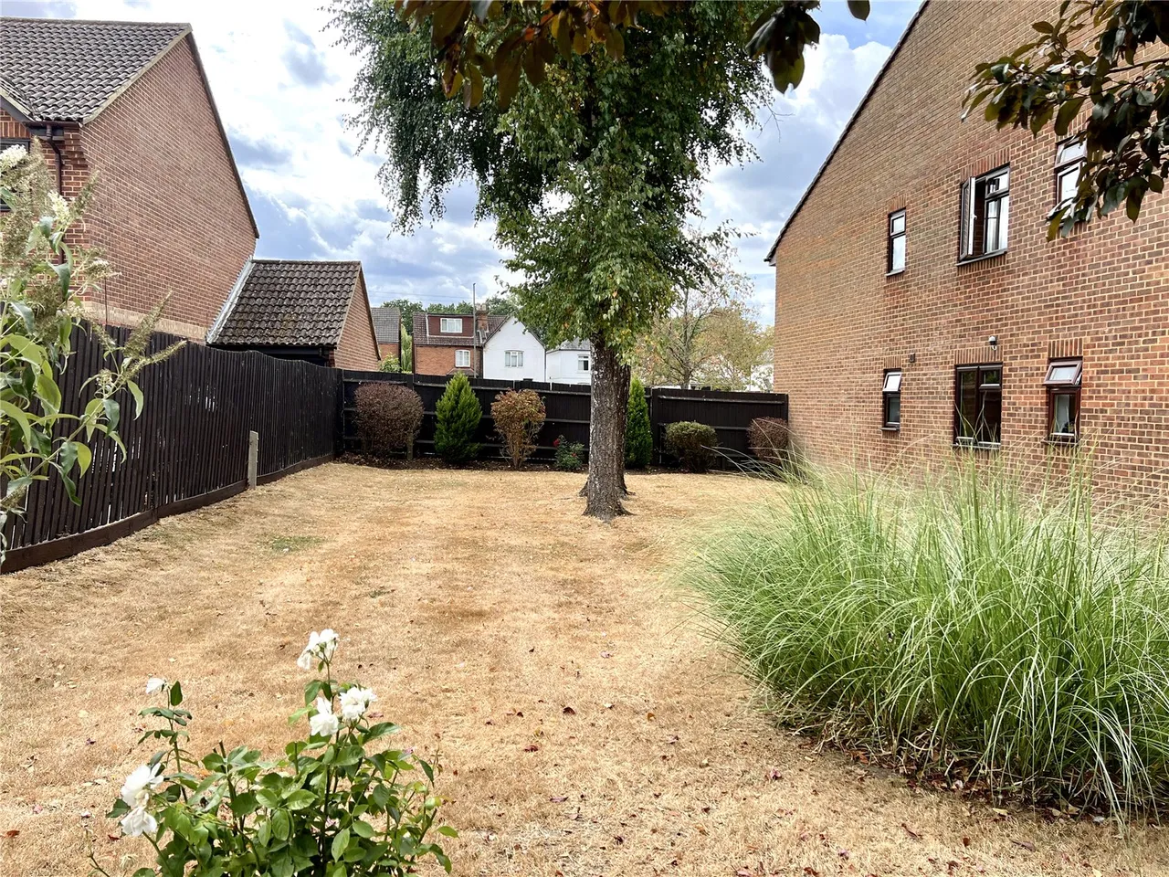 Tarragon Drive, Guildford, GU2, photo 9