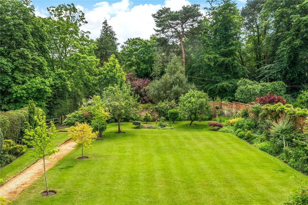 College Ride, Bagshot, Surrey, GU19 5EP, photo 10