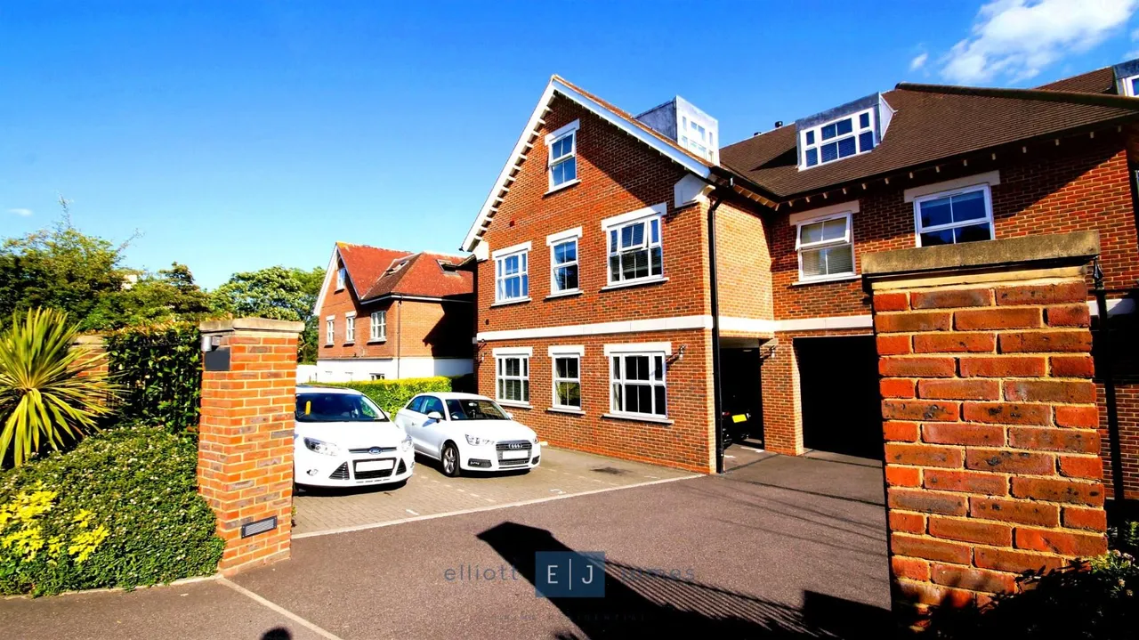 3 bed flat to rent — Manor Road, Chigwell