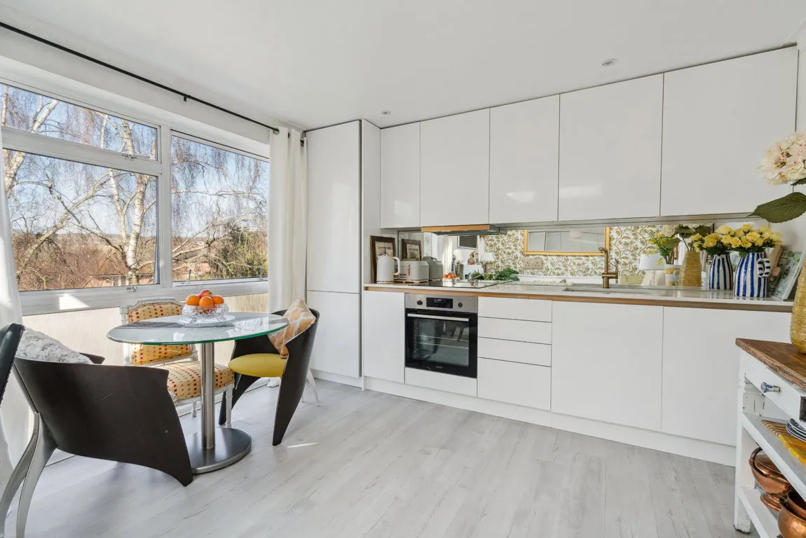3 bed flat for sale, Tudor Court, Mill End, WD3