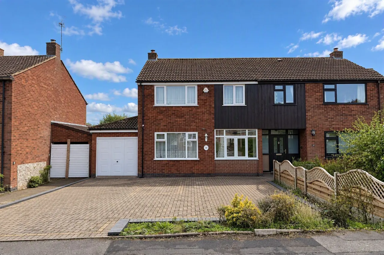 3 bed property to rent, Home Farm Crescent., Whitnash, CV31