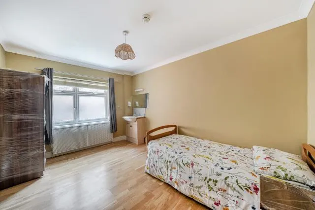 Pembroke Road, Woking, GU22, photo 15