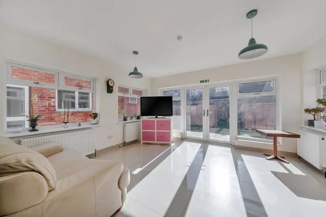 Pembroke Road, Woking, GU22, photo 8