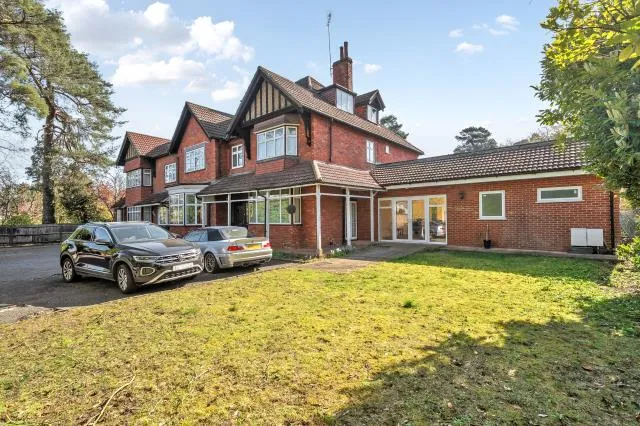 Pembroke Road, Woking, GU22, photo 26