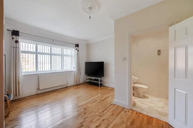 Pembroke Road, Woking, GU22, photo 18