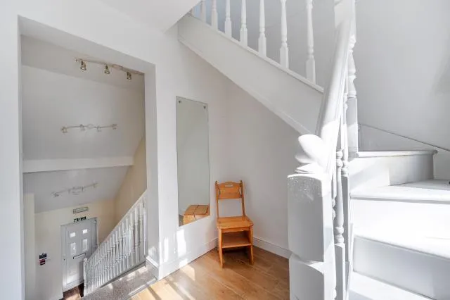 Pembroke Road, Woking, GU22, photo 12
