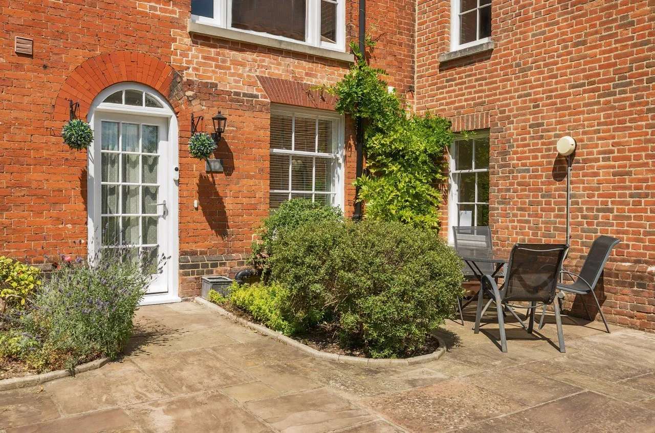 2 bed flat for sale, St. Peter Street, Winchester, SO23