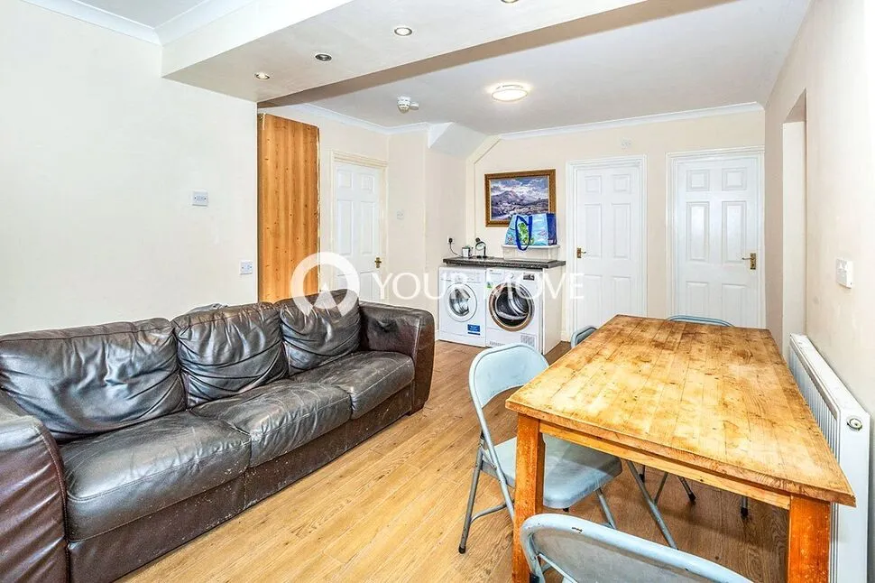 The Crescent, Egham, TW20, photo 2