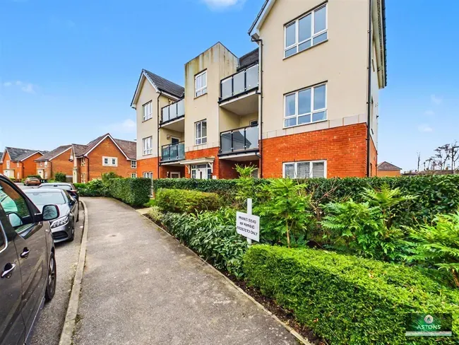 2 bed flat for sale — Bedivere Road, Crawley