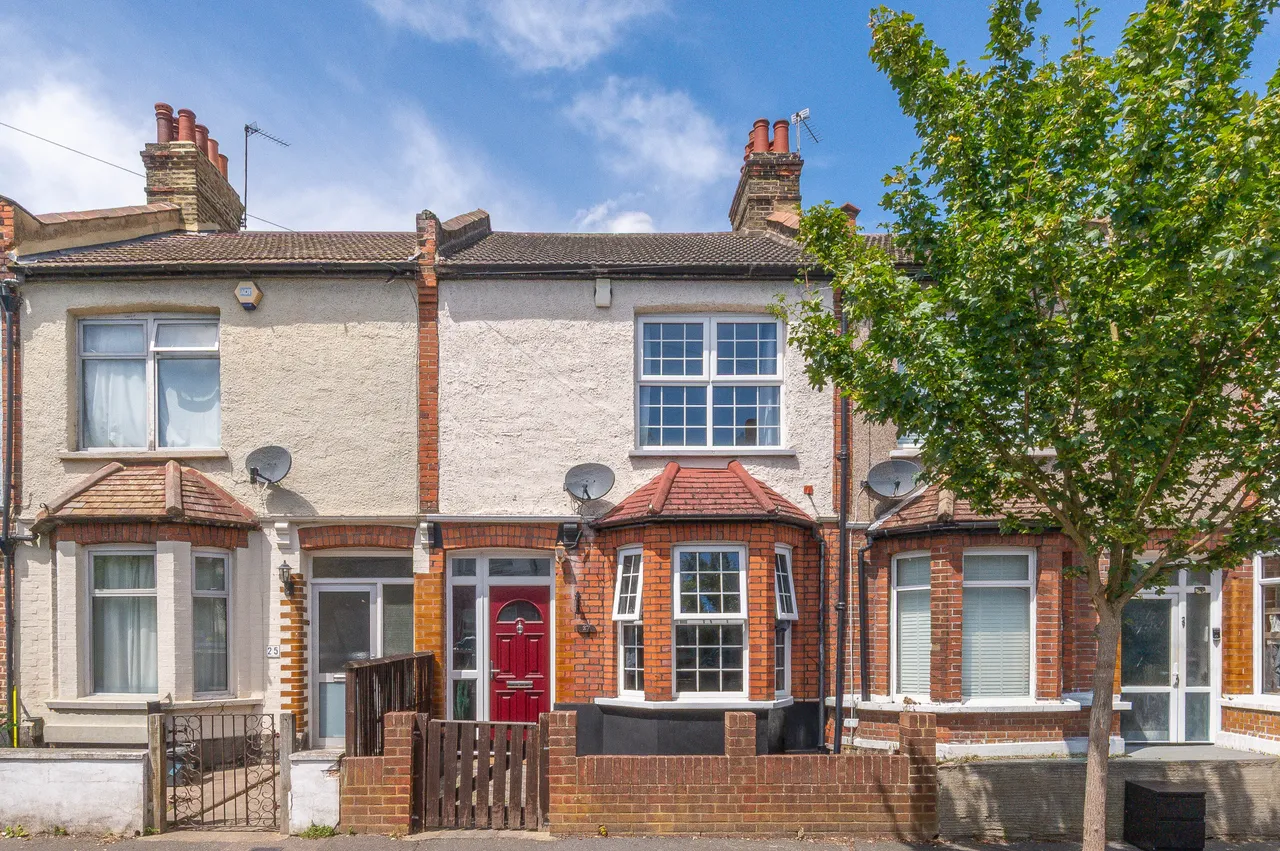 2 bed house for sale — 27 Macclesfield Road, London