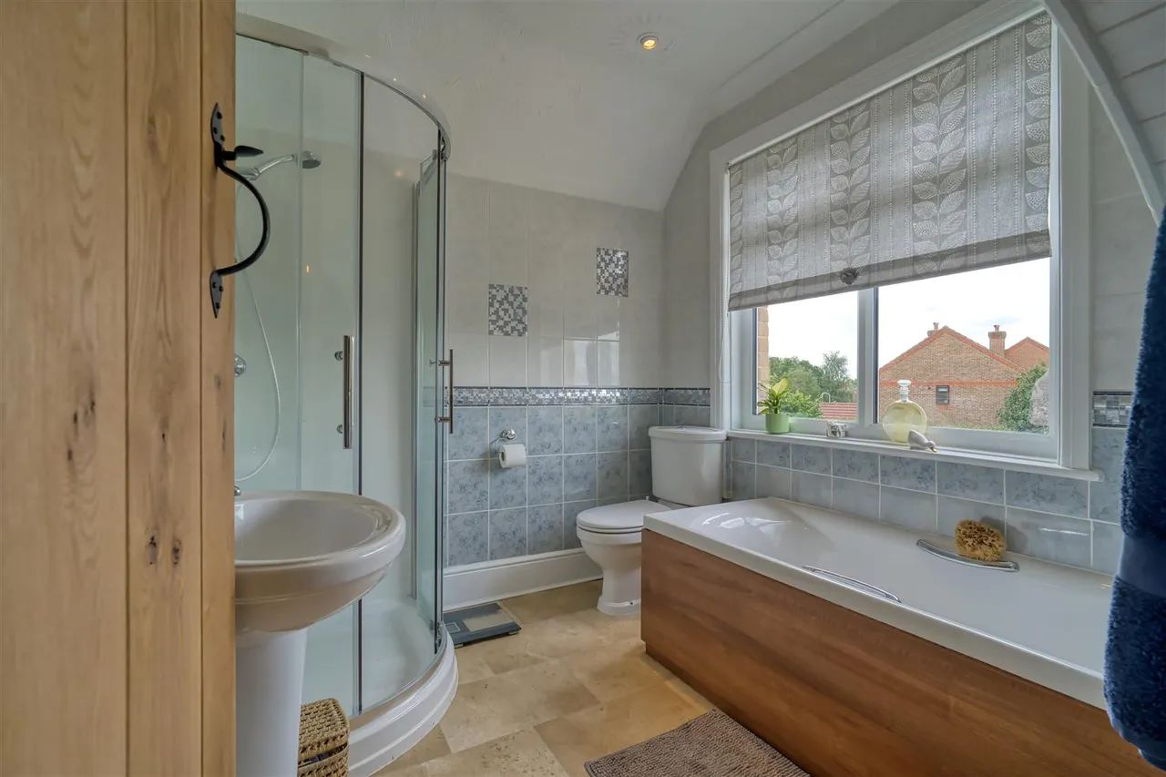 Shorts Green Lane, Motcombe, photo 11