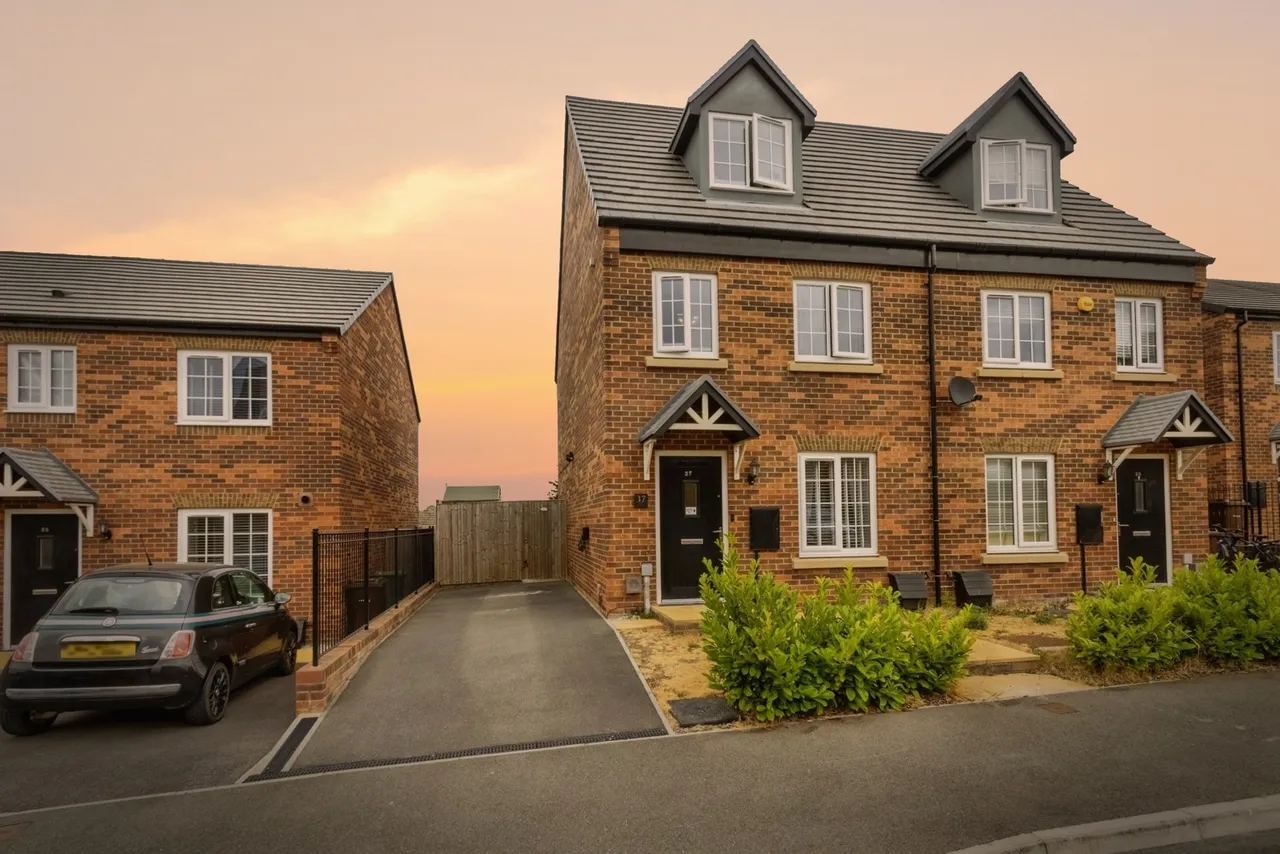 3 bed house for sale — Plover Crescent, Wakefield, West Yorkshire, WF1