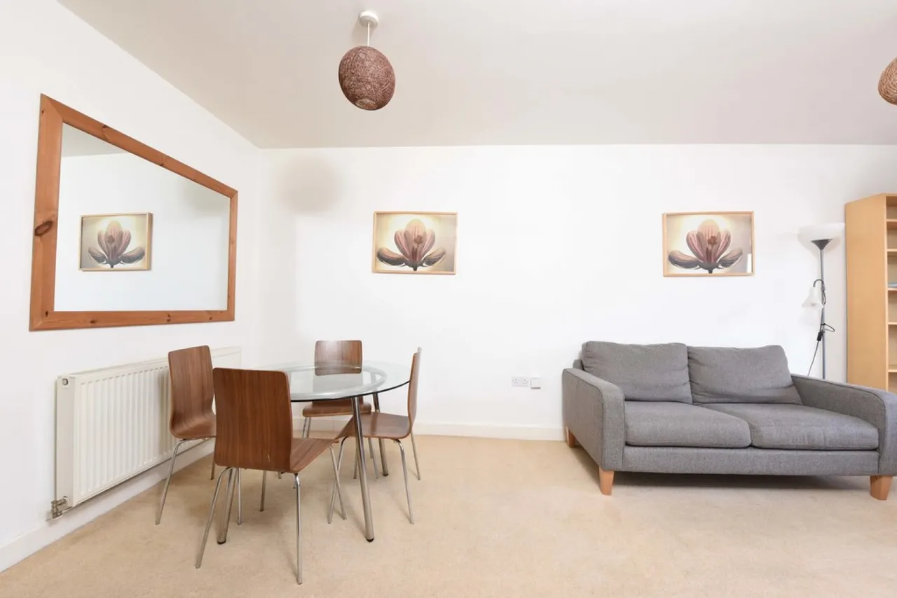 Henley Court, Denham Road, photo 2
