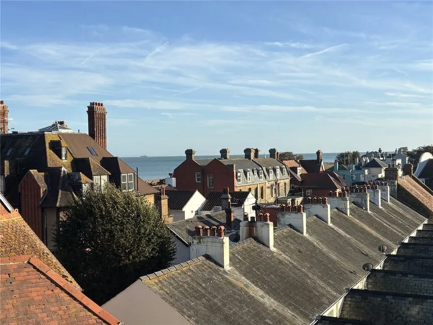2 bed flat to rent, Cambridge Road, Walmer, CT14