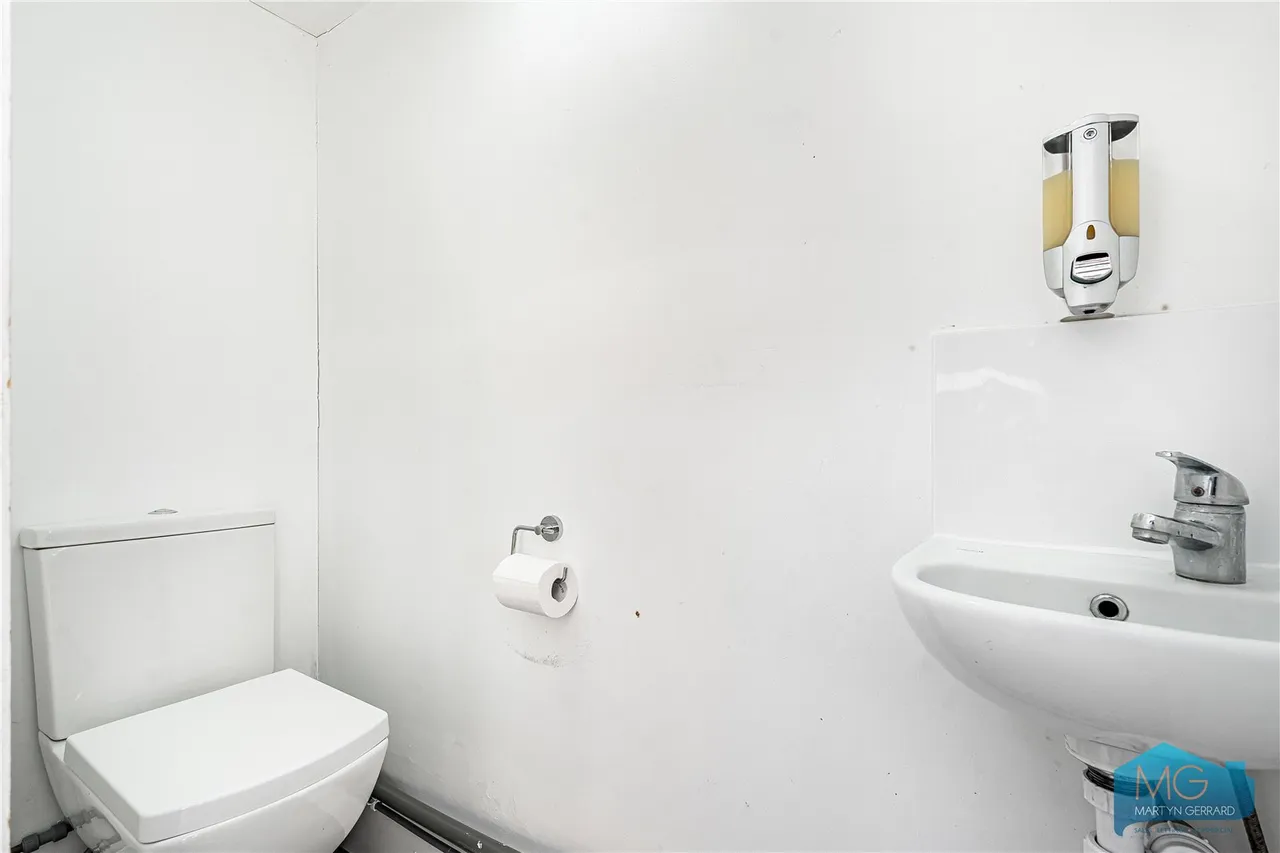 Moat Crescent, London, N3, photo 15