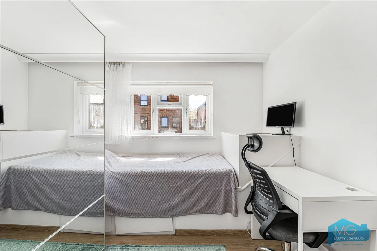 Moat Crescent, London, N3, photo 12