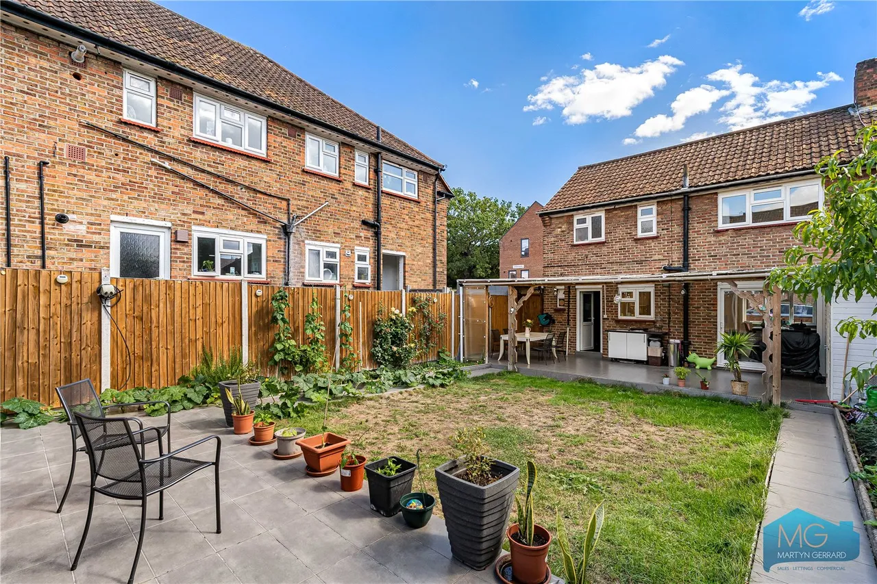 Moat Crescent, London, N3, photo 16