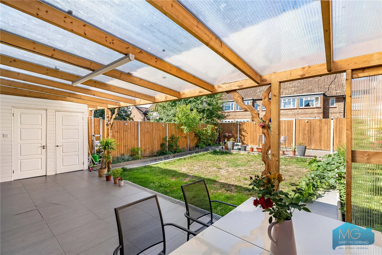 Moat Crescent, London, N3, photo 18