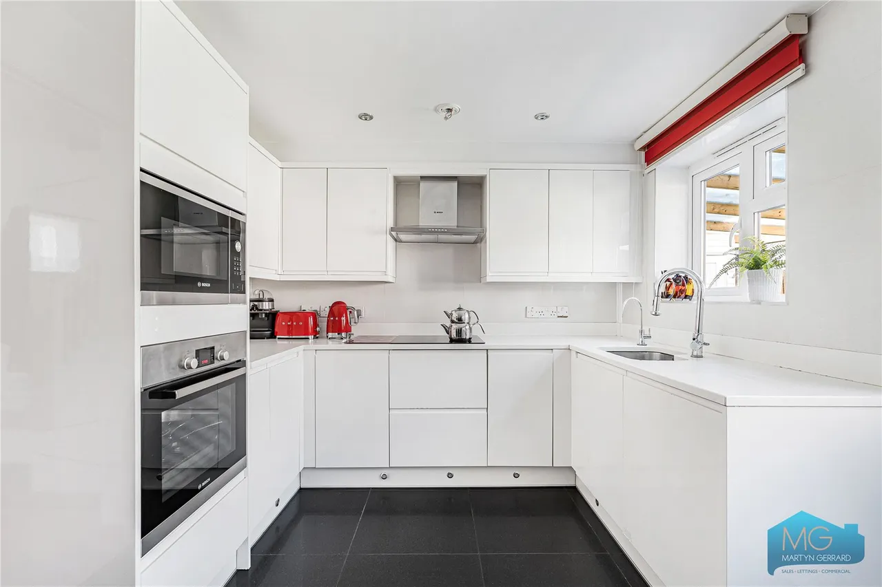 Moat Crescent, London, N3, photo 5