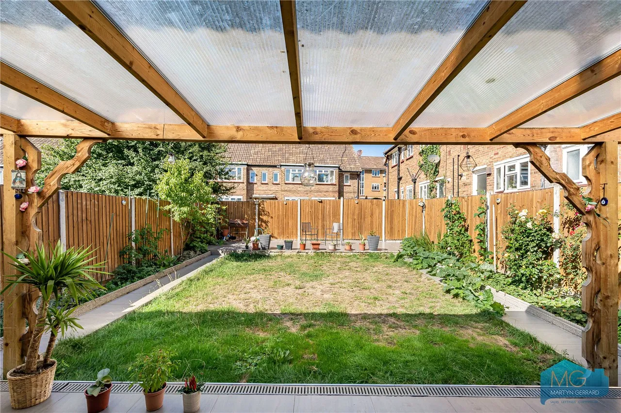 Moat Crescent, London, N3, photo 17