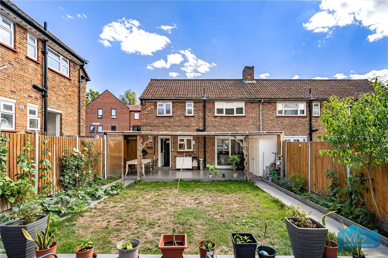 Moat Crescent, London, N3, photo 19