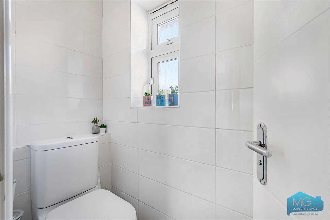 Moat Crescent, London, N3, photo 14