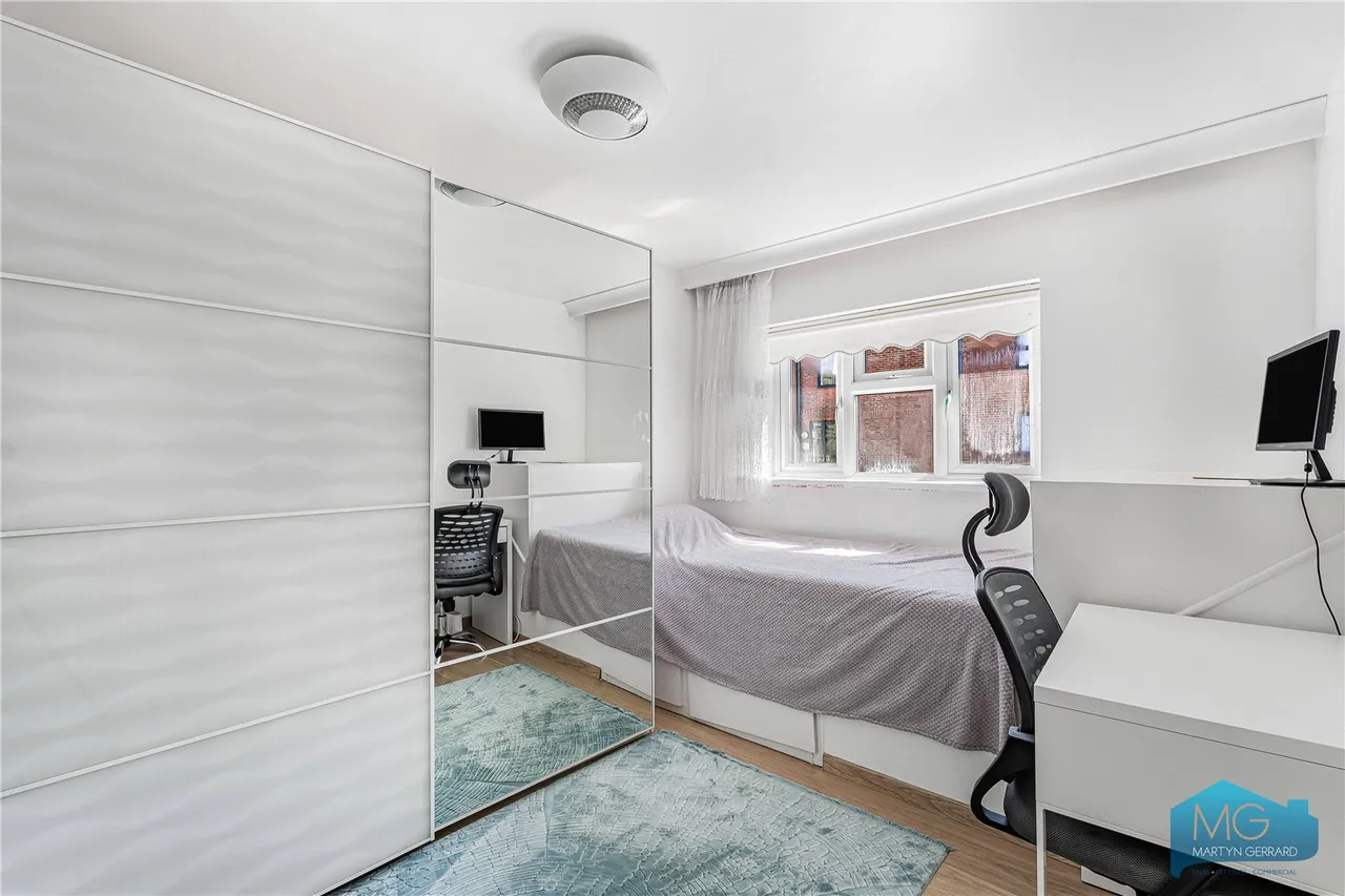 Moat Crescent, London, N3, photo 11