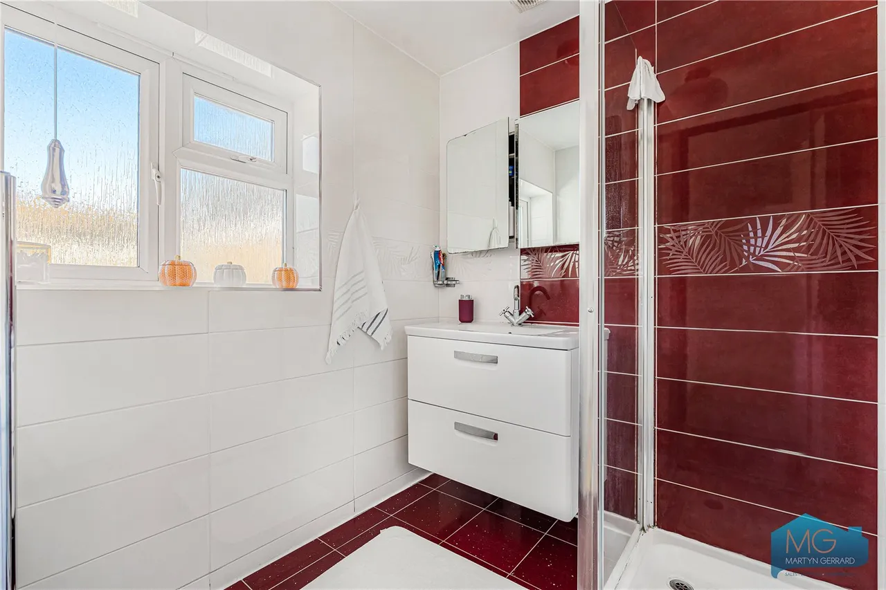 Moat Crescent, London, N3, photo 13