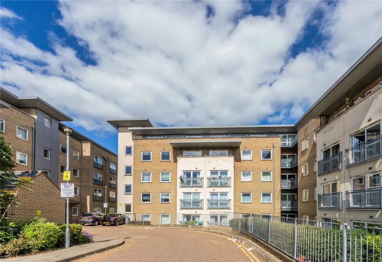 2 bed flat for sale, Cline Road, London, N11