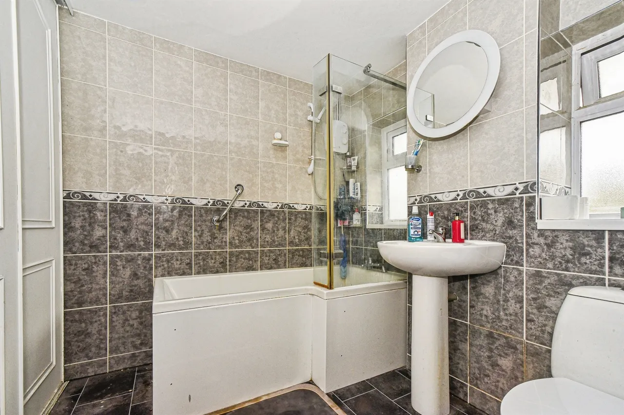 Oaksey Road, Swindon, SN2, photo 12