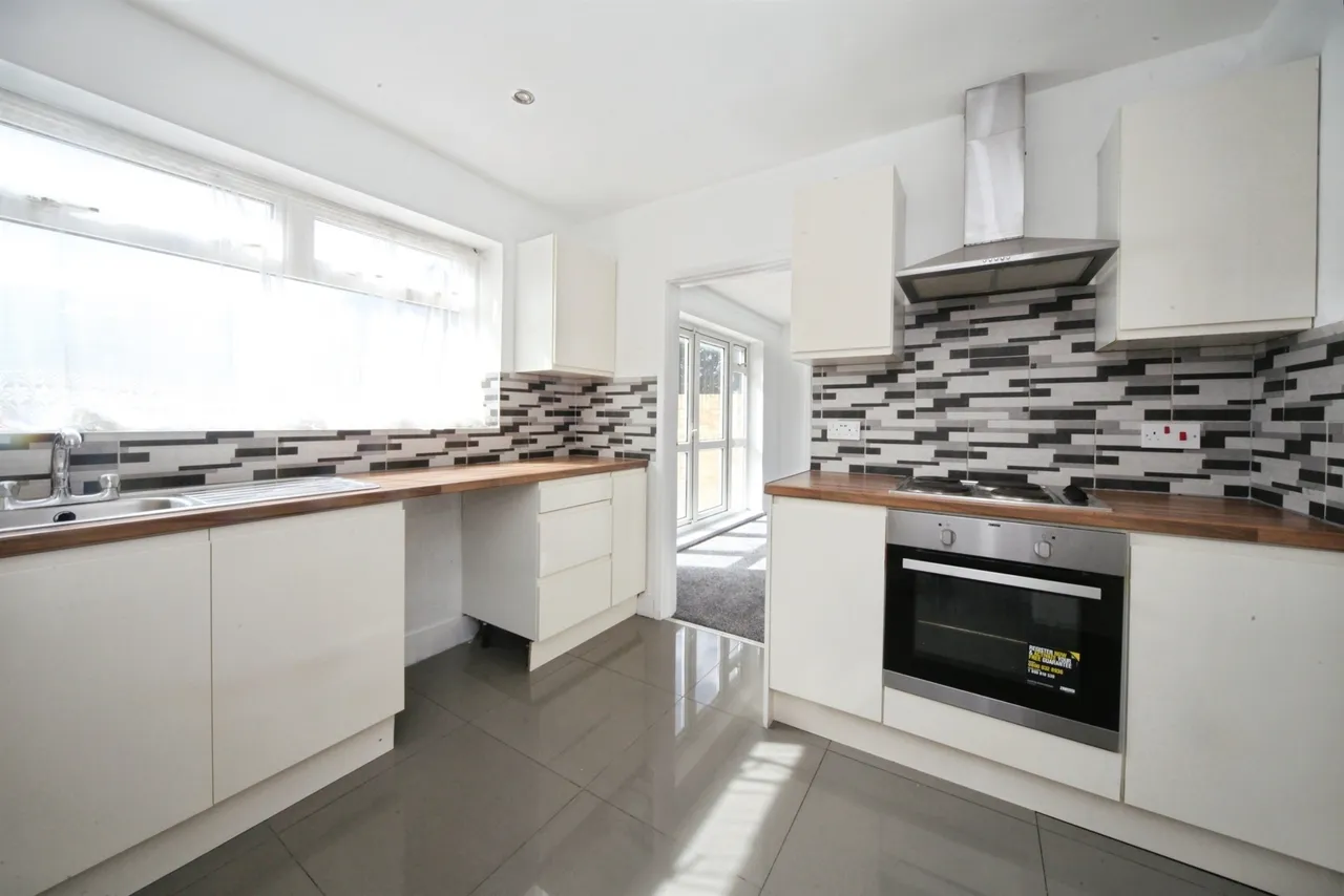 3 bed house for sale — Hanswick Close, Luton