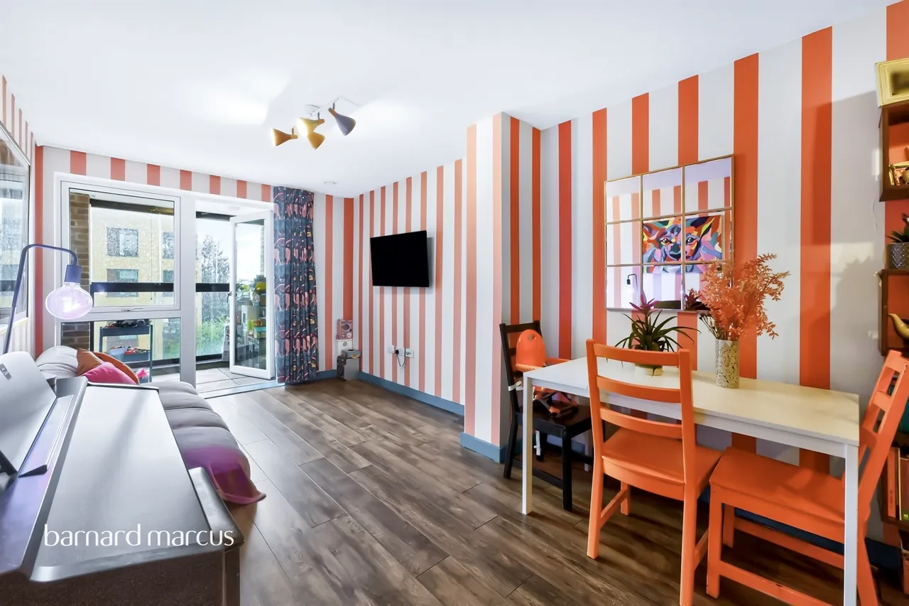 2 bed flat for sale — High Road, London