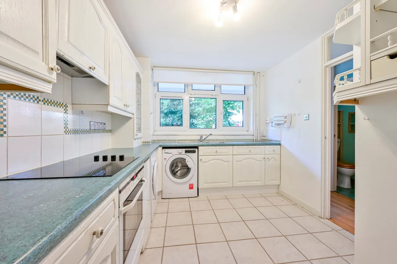 75 Woking Close, London, photo 2