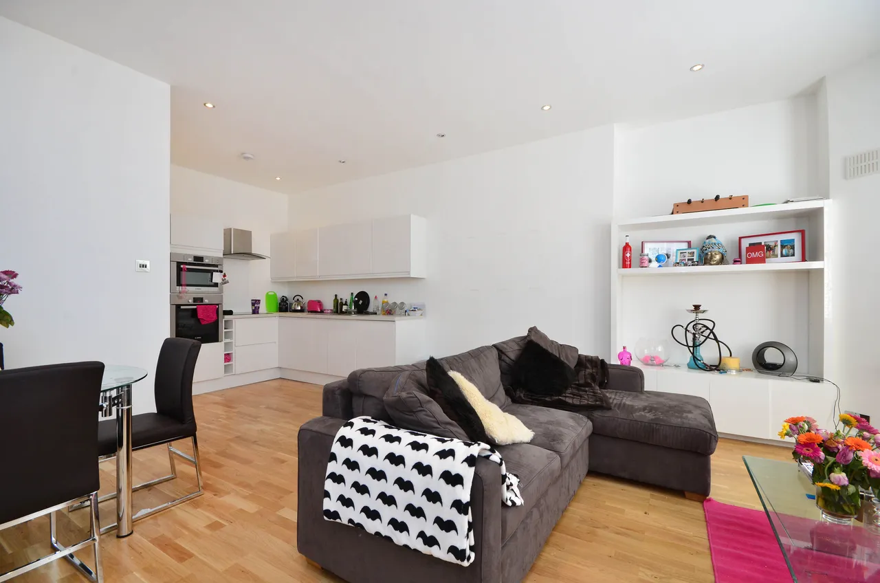 2 bed flat to rent — 10a Longridge Road, London