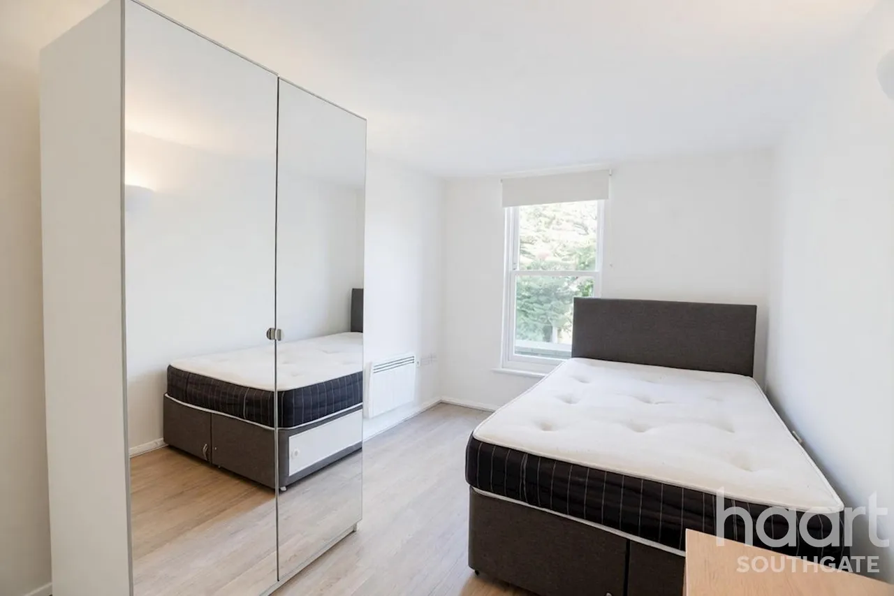 Silver Street, Enfield, EN1, photo 4