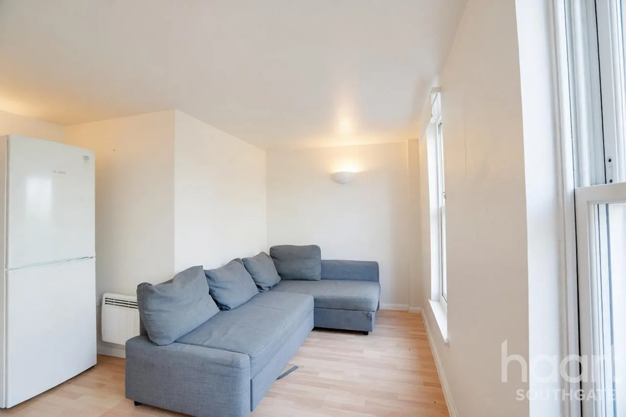 Silver Street, Enfield, EN1, photo 2