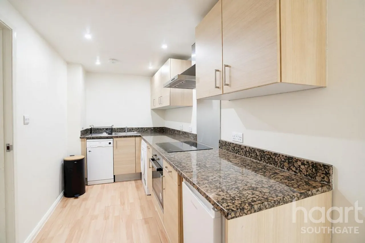Silver Street, Enfield, EN1, photo 9