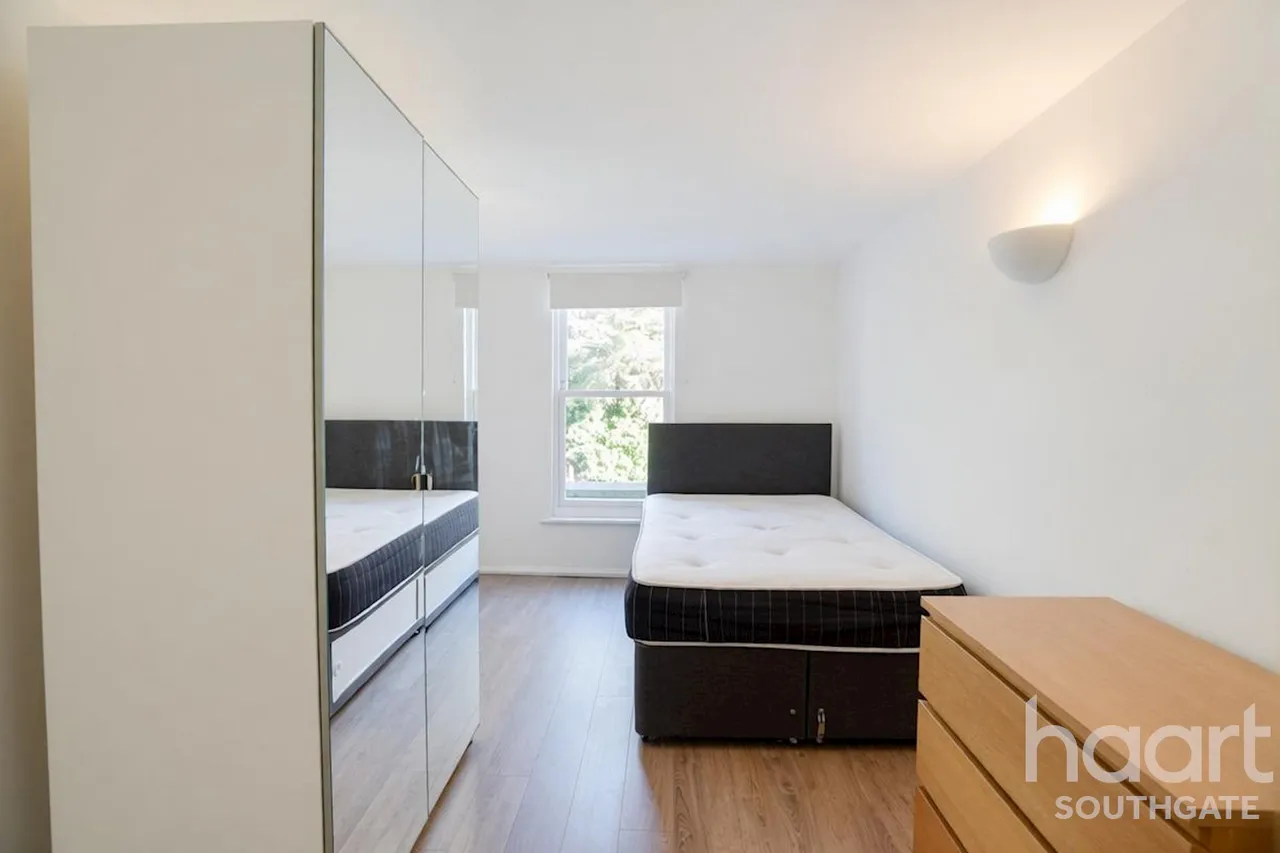Silver Street, Enfield, EN1, photo 6