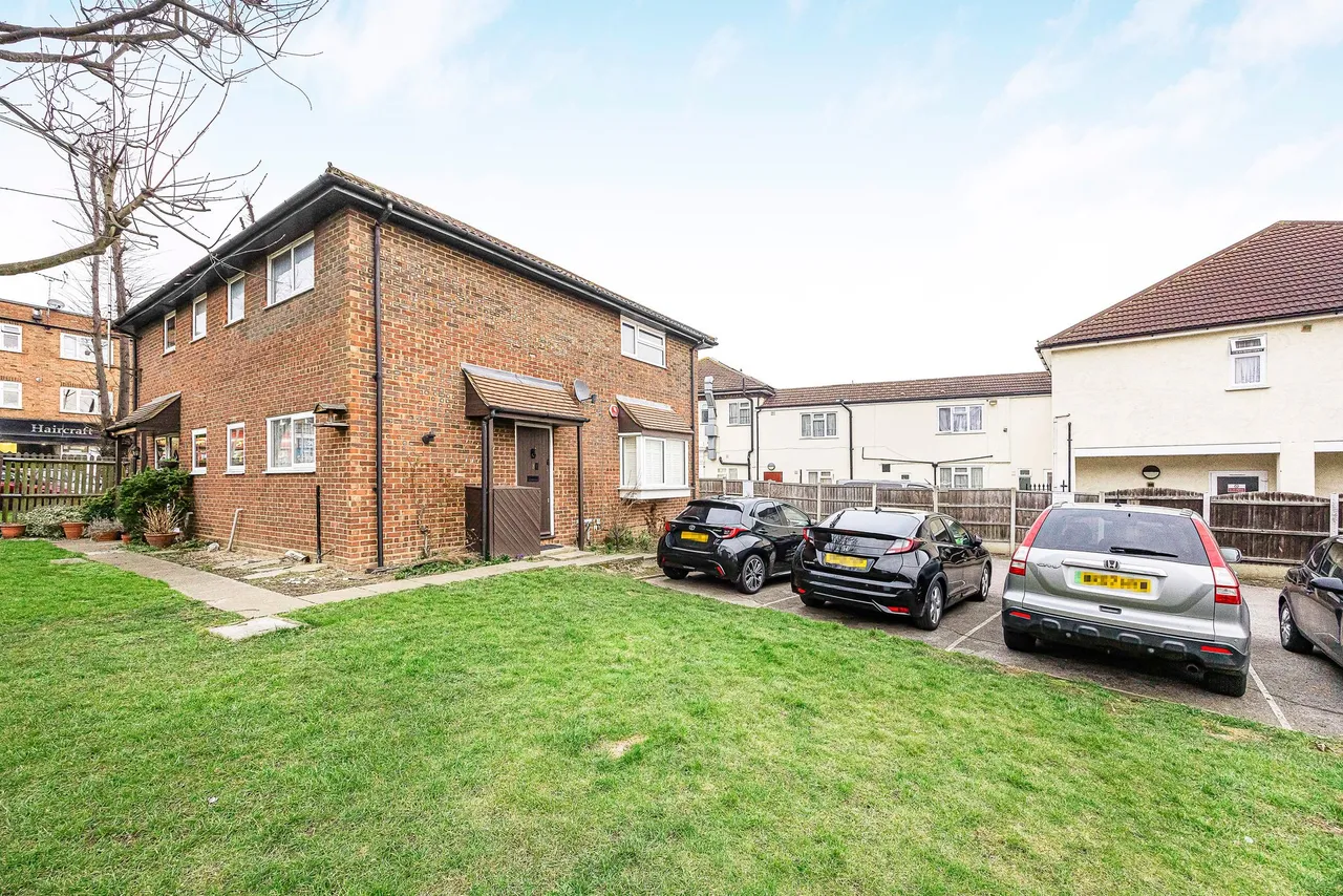 Matthews Close, Romford, RM3, photo 6