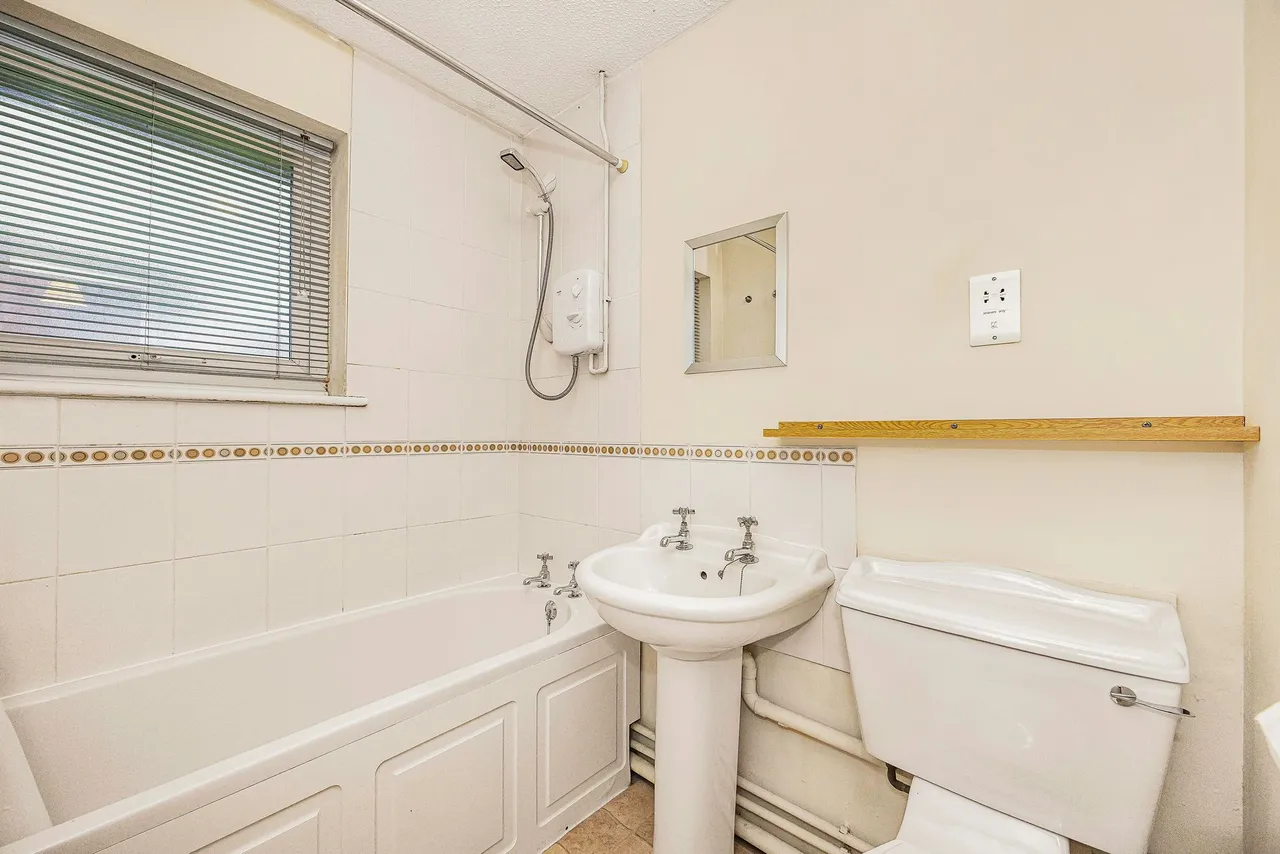Matthews Close, Romford, RM3, photo 4