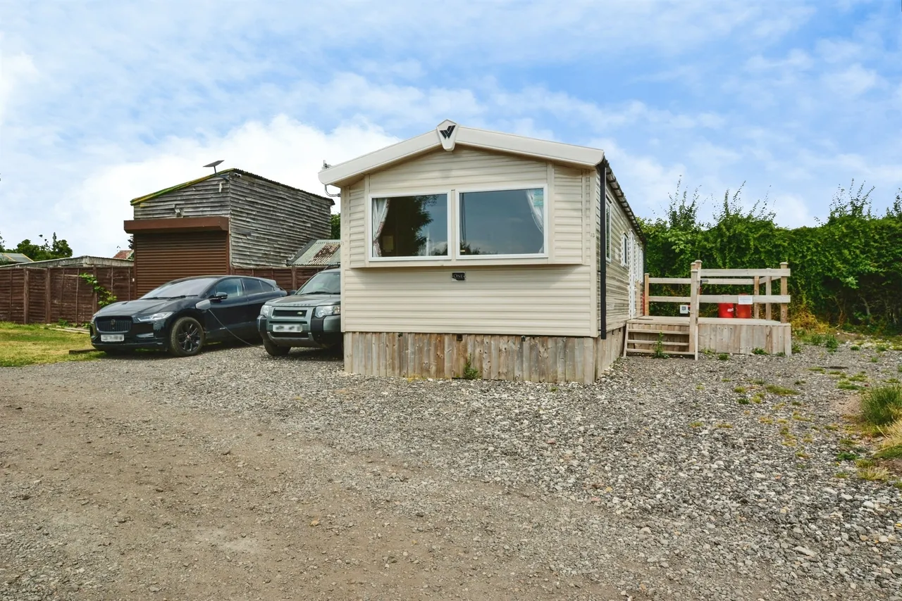 3 bed park home for sale — Fen Road, East Kirkby, Spilsby