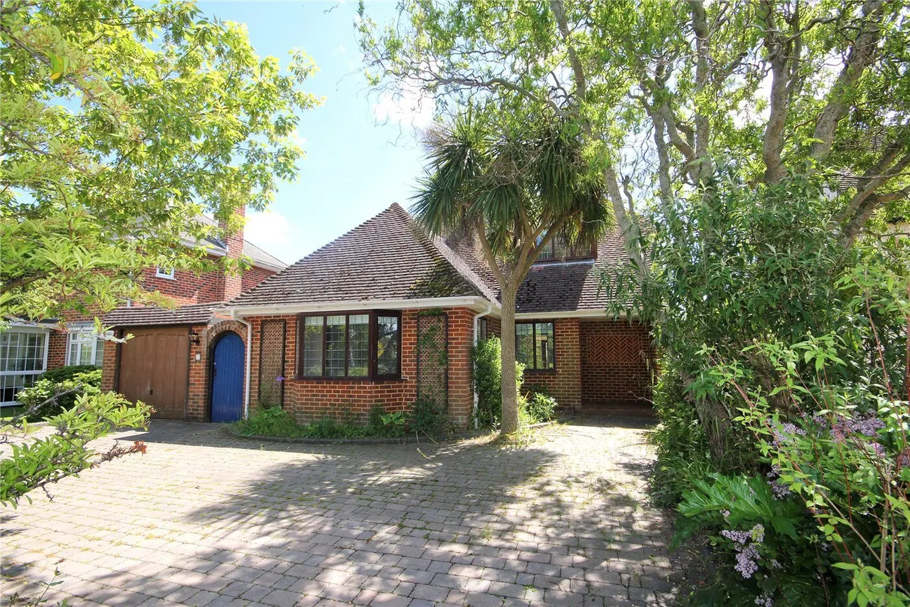 3 bed house to rent, Hynesbury Road, Friars Cliff, BH23