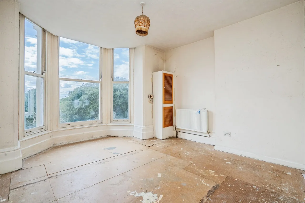 2 bed flat for sale — Western Parade, Southsea