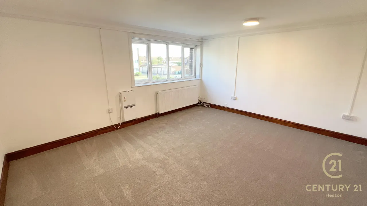 Sandown Close, Hounslow, TW5, photo 2